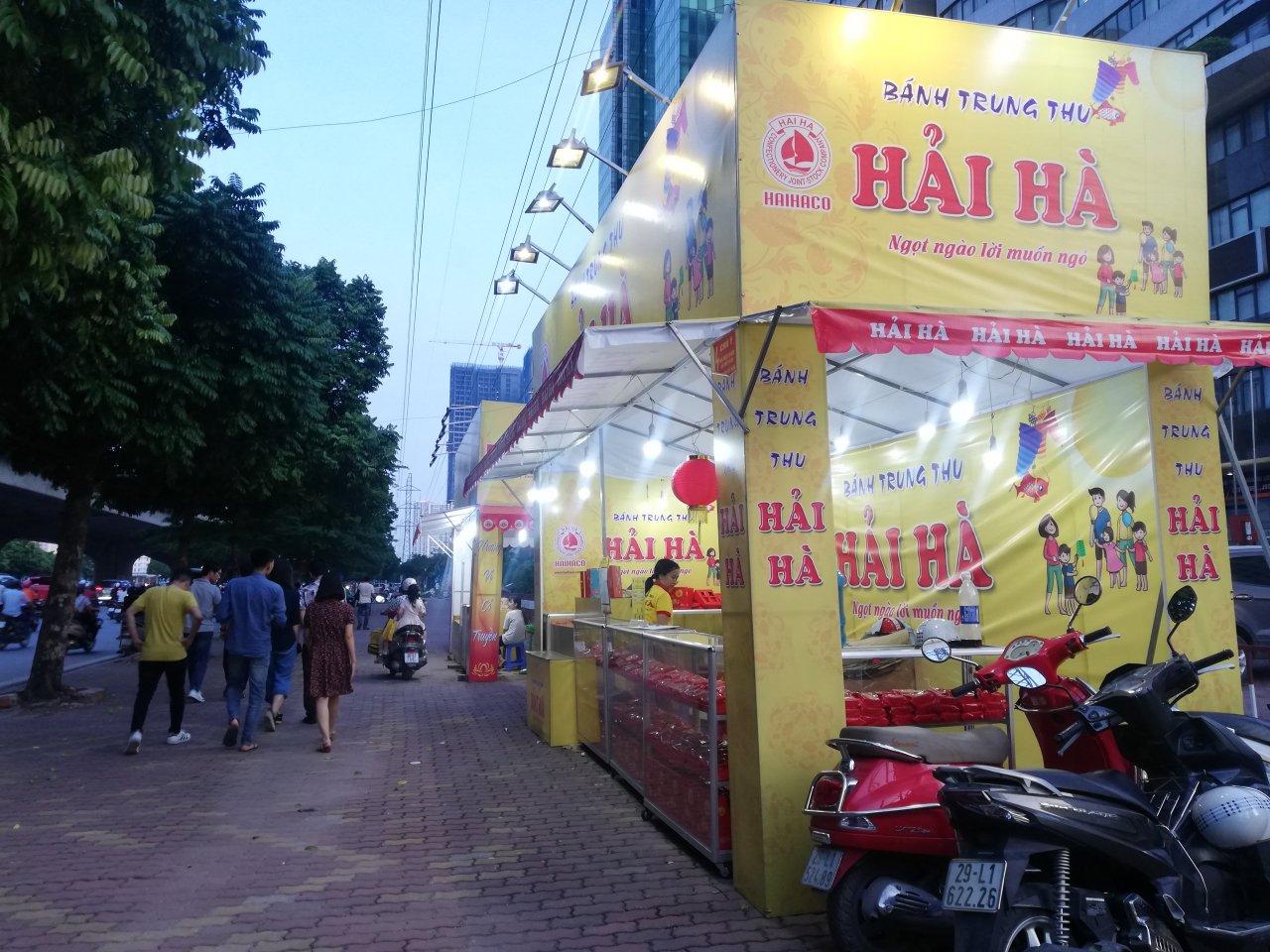 quay-banh-trung-thu-lan-chiem-via-he-gay-mat-an-toan-cho-nguoi-di-bo