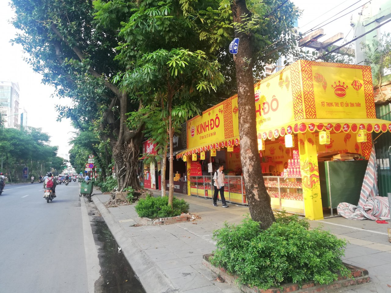 quay-banh-trung-thu-lan-chiem-via-he-gay-mat-an-toan-cho-nguoi-di-bo