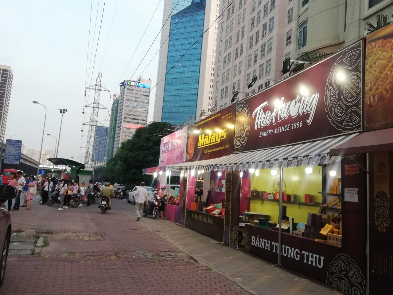 quay-banh-trung-thu-lan-chiem-via-he-gay-mat-an-toan-cho-nguoi-di-bo