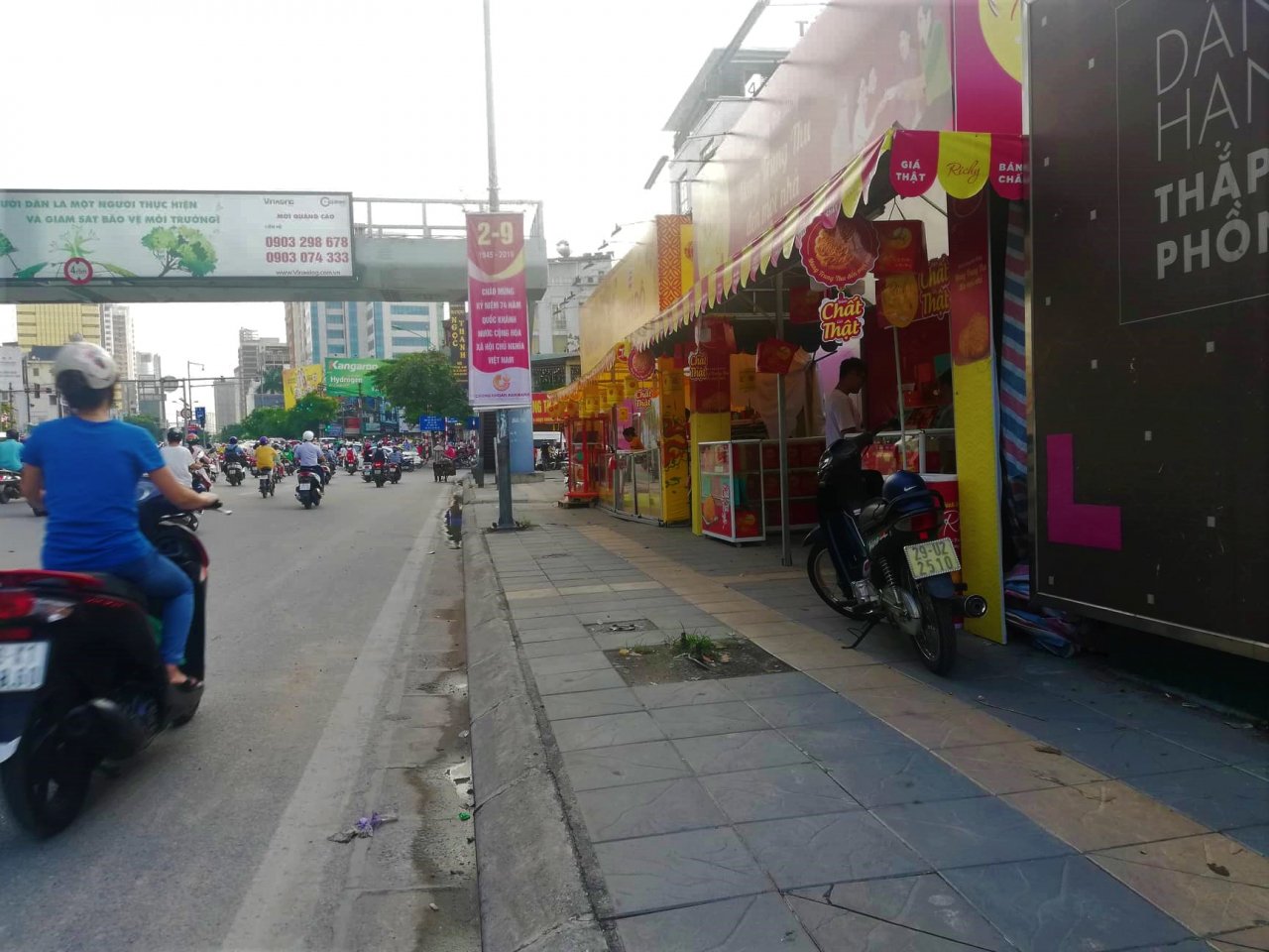 quay-banh-trung-thu-lan-chiem-via-he-gay-mat-an-toan-cho-nguoi-di-bo