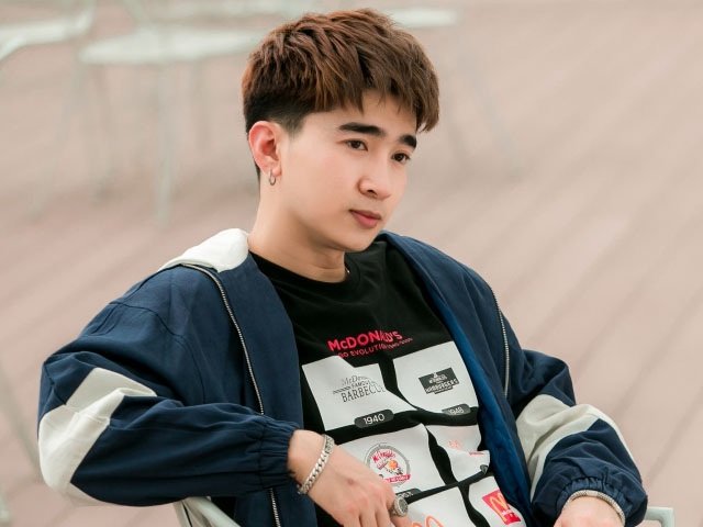Chi Dân tâm sự từng có thời gian muốn từ bỏ âm nhạc. Do gia đình anh nợ nần, mẹ bệnh nặng nên nam ca sĩ 