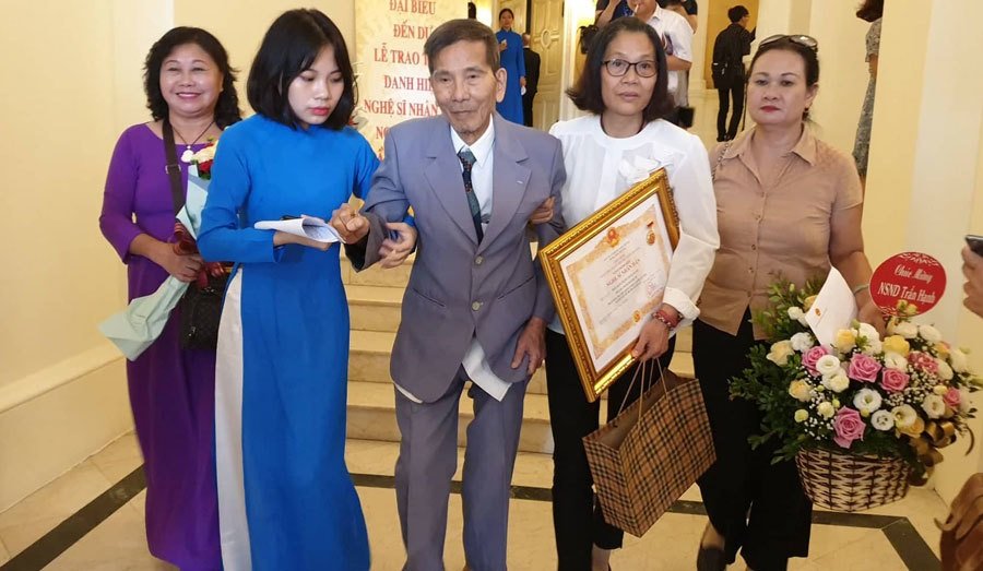 Ở tuổi 90, Trần Hạnh được gia đình dìu bước tới Nhà hát Lớn Hà Nội để nhận danh hiệu NSND tổ chức vào ngày 29/8. Nghệ sĩ vui mừng khi được Nhà nước và công chúng công nhận những đóng góp nghệ thuật suốt nhiều năm qua.