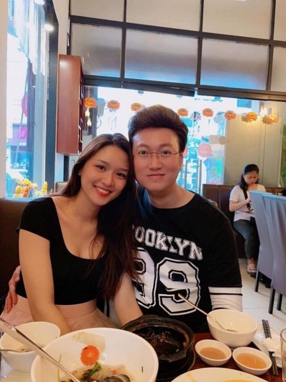 Trước tin đồn trên mạng xã hội, Sỹ Luân thừa nhận cô gái trong ảnh chính là người yêu của anh. Cả hai đã bên nhau được 6 năm. Tuy nhiên, anh phủ nhận tin đồn sắp cưới chạy bầu:
