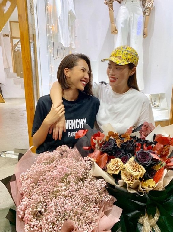 Minh Triệu khoe hoa được fan tặng cho mình và Kỳ Duyên. 