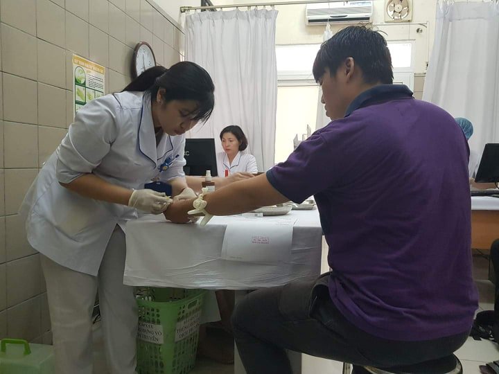bac-bo-tin-don-bv-bach-mai-kham-suc-khoe-hang-loat-cho-phong-vien-tac-nghiep-trong-vu-chay-rang-dong