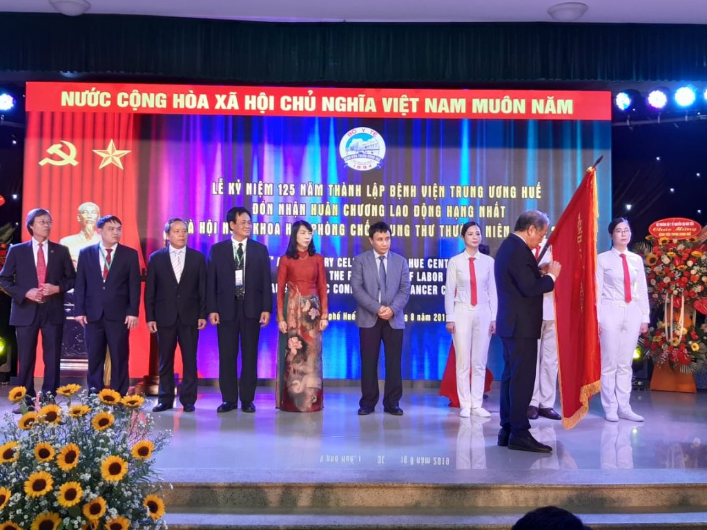 benh-vien-trung-uong-hue-don-nhan-huan-chuong-lao-dong-hang-nhat