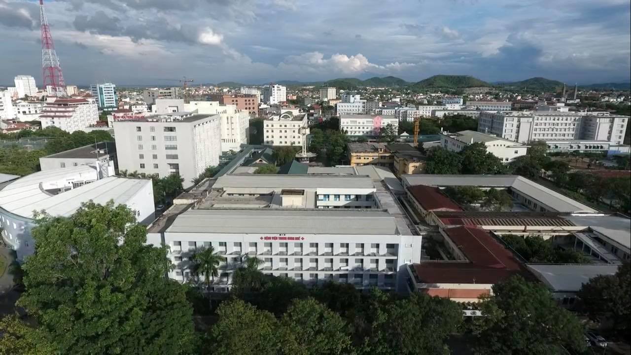 benh-vien-trung-uong-hue-don-nhan-huan-chuong-lao-dong-hang-nhat