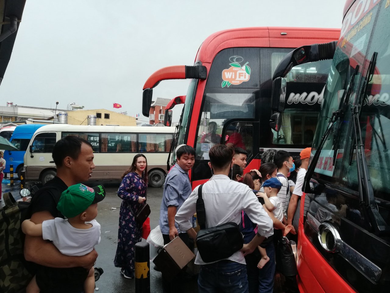 nguoi-dan-doi-mua-chen-chuc-ve-que-nghi-le