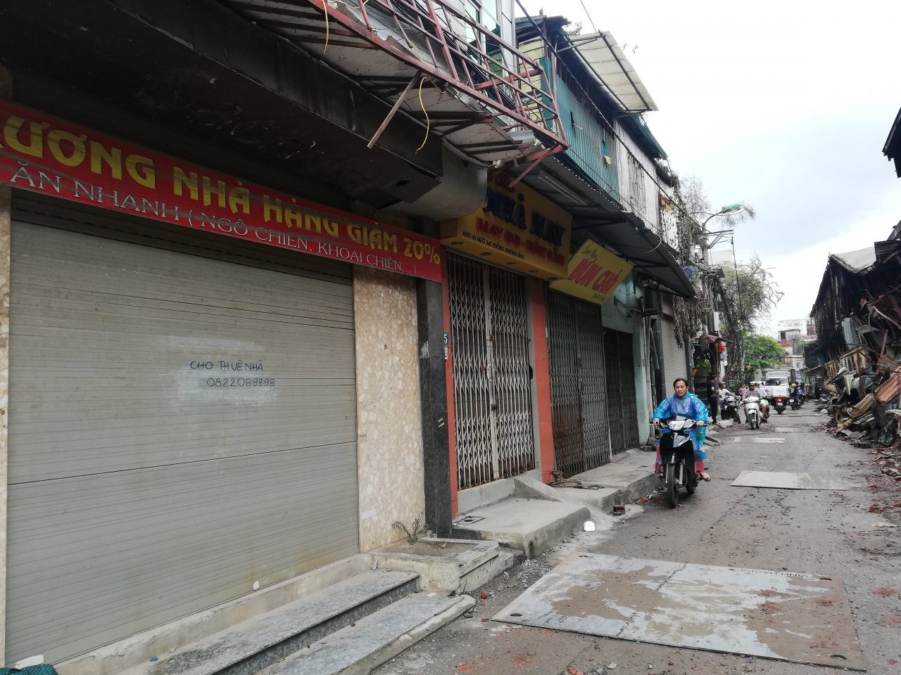 nhieu-gia-dinh-di-dan-truoc-nguy-co-o-nhiem-khong-khi-sau-vu-chay-nha-xuong-rang-dong