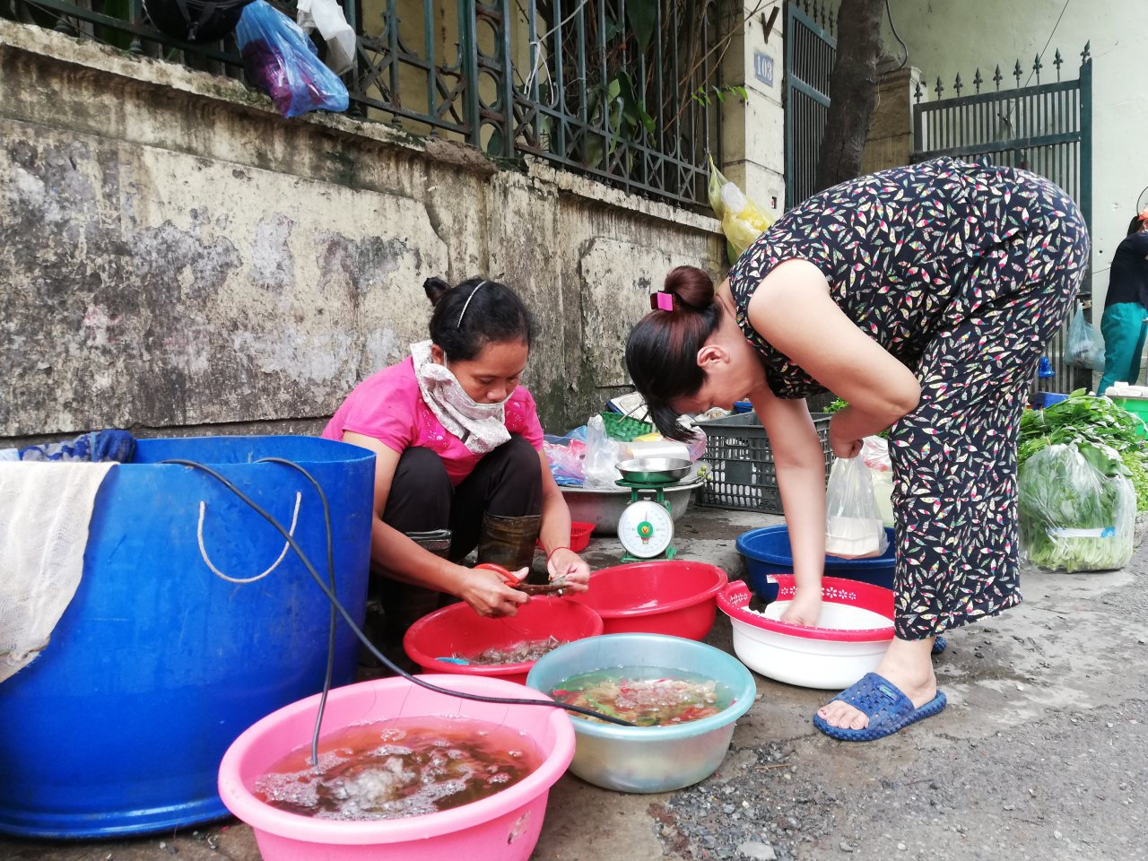 nhieu-gia-dinh-di-dan-truoc-nguy-co-o-nhiem-khong-khi-sau-vu-chay-nha-xuong-rang-dong