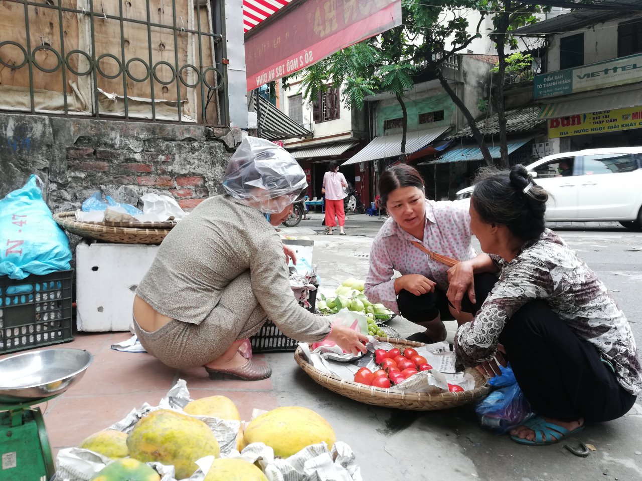 nhieu-gia-dinh-di-dan-truoc-nguy-co-o-nhiem-khong-khi-sau-vu-chay-nha-xuong-rang-dong