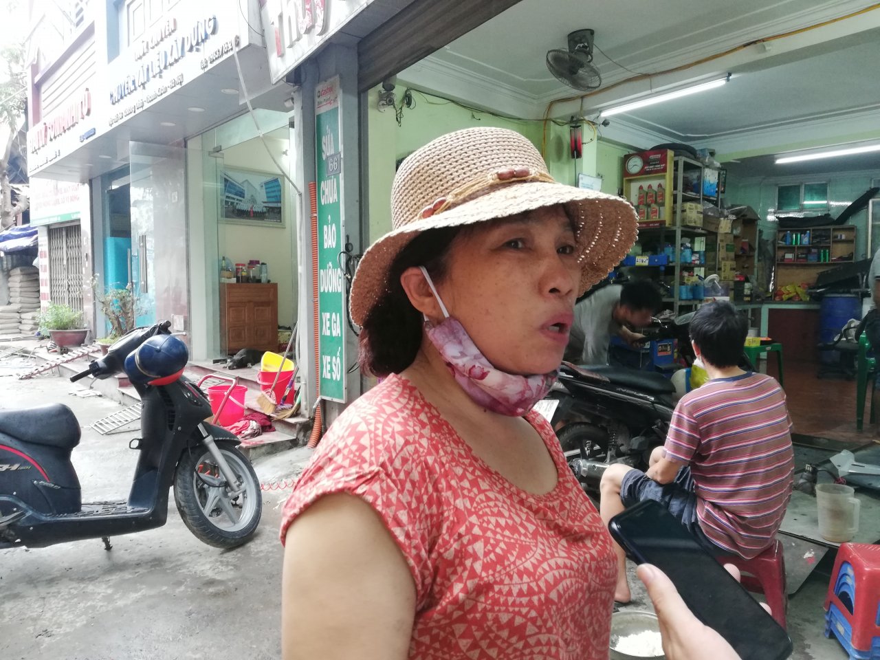 nhieu-gia-dinh-di-dan-truoc-nguy-co-o-nhiem-khong-khi-sau-vu-chay-nha-xuong-rang-dong