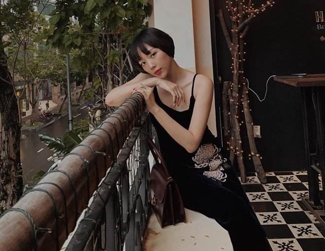 Tóc Tiên được khen xinh đẹp, trẻ trung như búp bê khi để tóc mái bằng thưa và nhuộm đen.