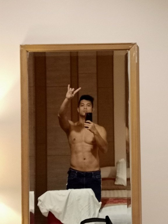 Trương Thế Vinh cởi áo, khoe body 6 múi khiến fan 