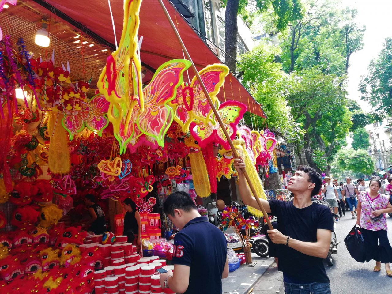 pho-hang-ma-mua-trung-thu-do-choi-truyen-thong-len-ngoi