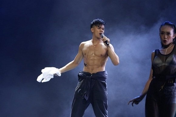 Trọng Hiếu Idol cởi áo, khoe body 6 múi săn chắc trên sân khấu.