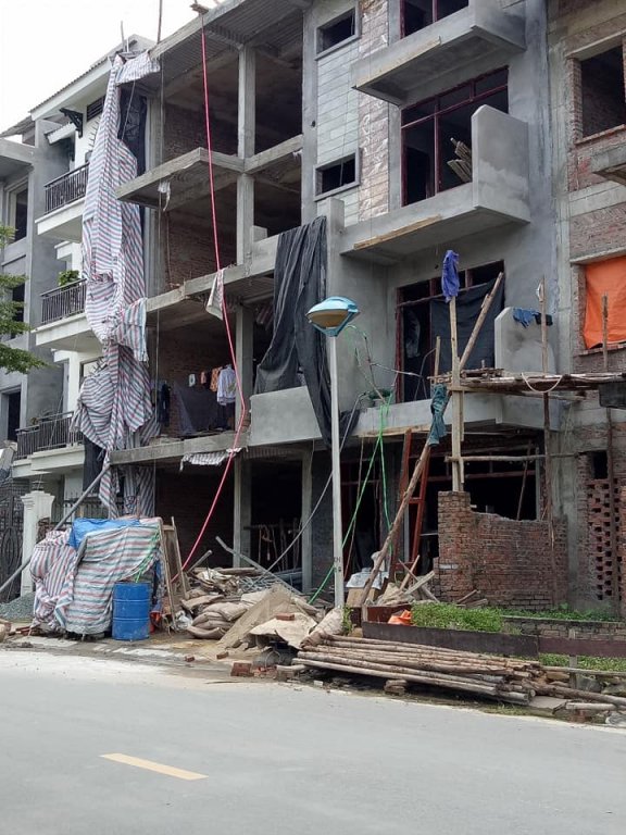 Nhiều biệt thự còn ngổn ngang vật liệu.