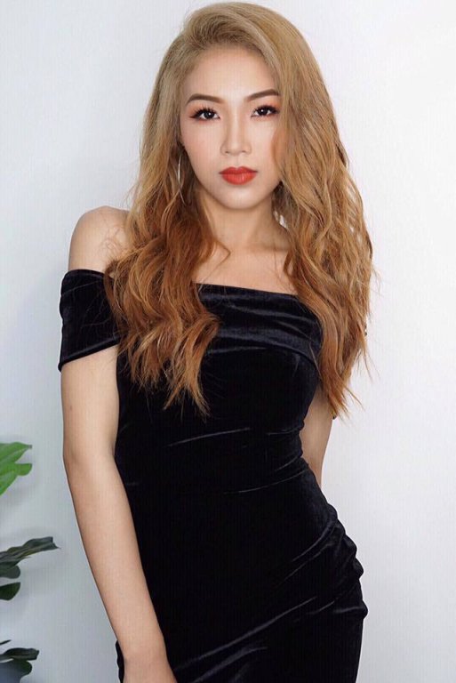 can-canh-nhan-sac-cua-co-em-gai-xinh-dep-noi-troi-hon-hoang-thuy