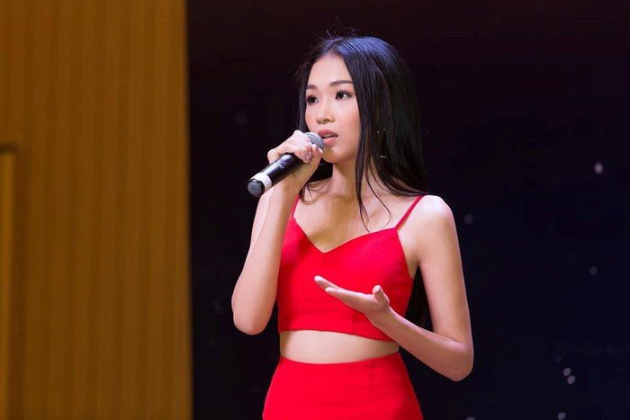 can-canh-nhan-sac-cua-co-em-gai-xinh-dep-noi-troi-hon-hoang-thuy