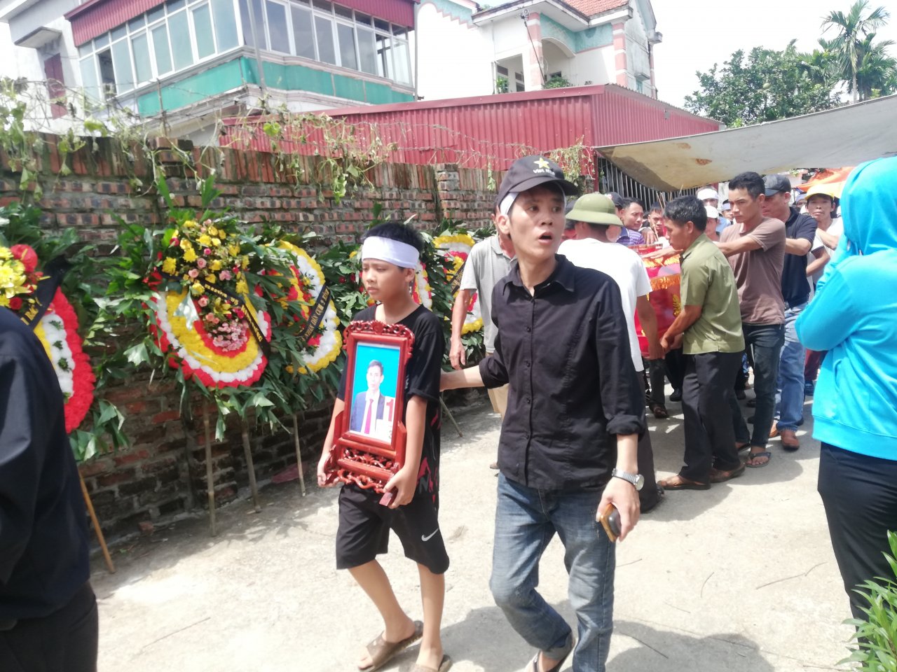 hang-tram-nguoi-dan-xa-dan-phuong-khoc-thuong-tien-dua-vo-chong-ong-hai-sau-vu-tham-sat