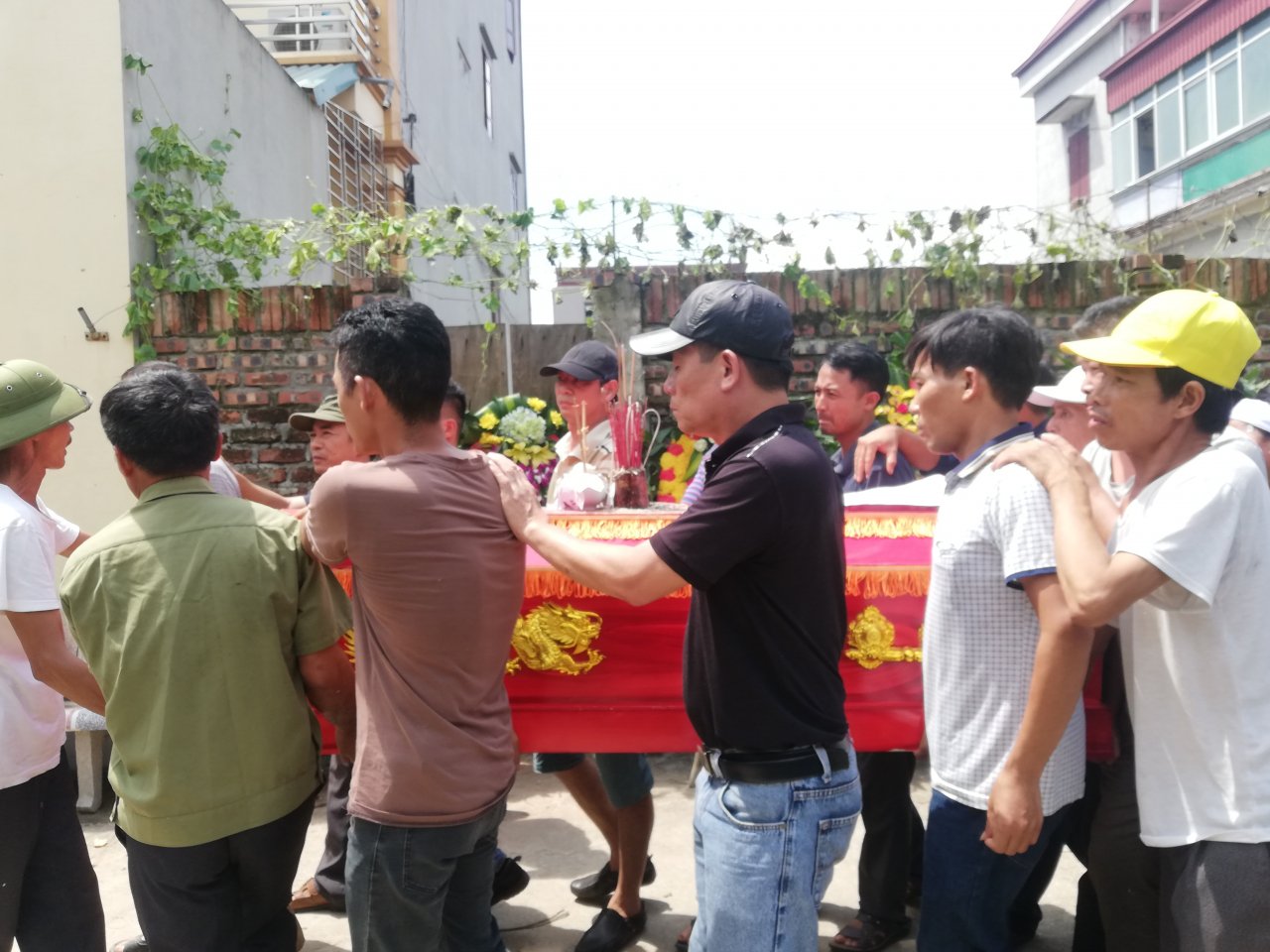 hang-tram-nguoi-dan-xa-dan-phuong-khoc-thuong-tien-dua-vo-chong-ong-hai-sau-vu-tham-sat