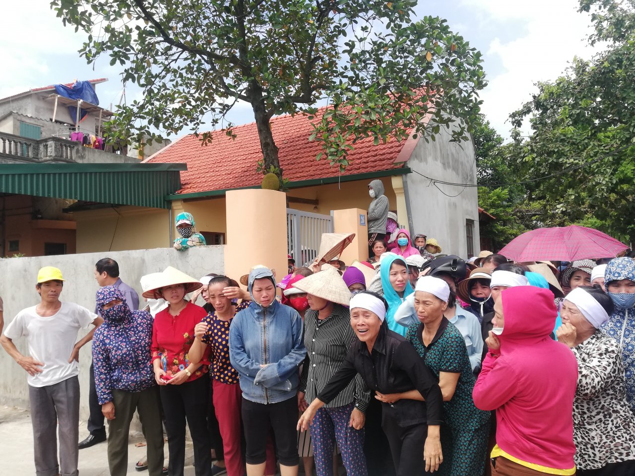 hang-tram-nguoi-dan-xa-dan-phuong-khoc-thuong-tien-dua-vo-chong-ong-hai-sau-vu-tham-sat