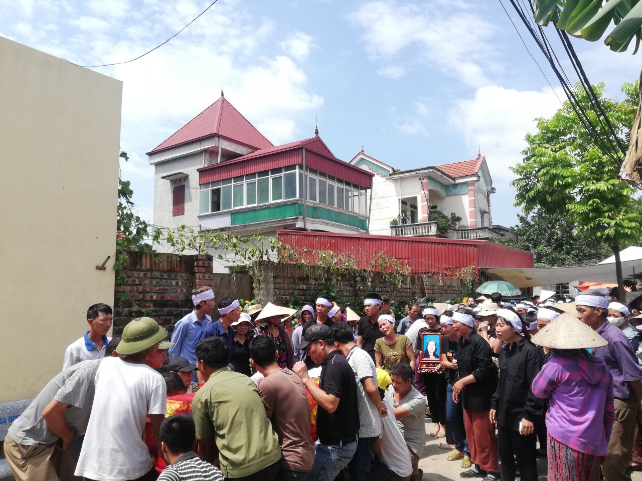 hang-tram-nguoi-dan-xa-dan-phuong-khoc-thuong-tien-dua-vo-chong-ong-hai-sau-vu-tham-sat