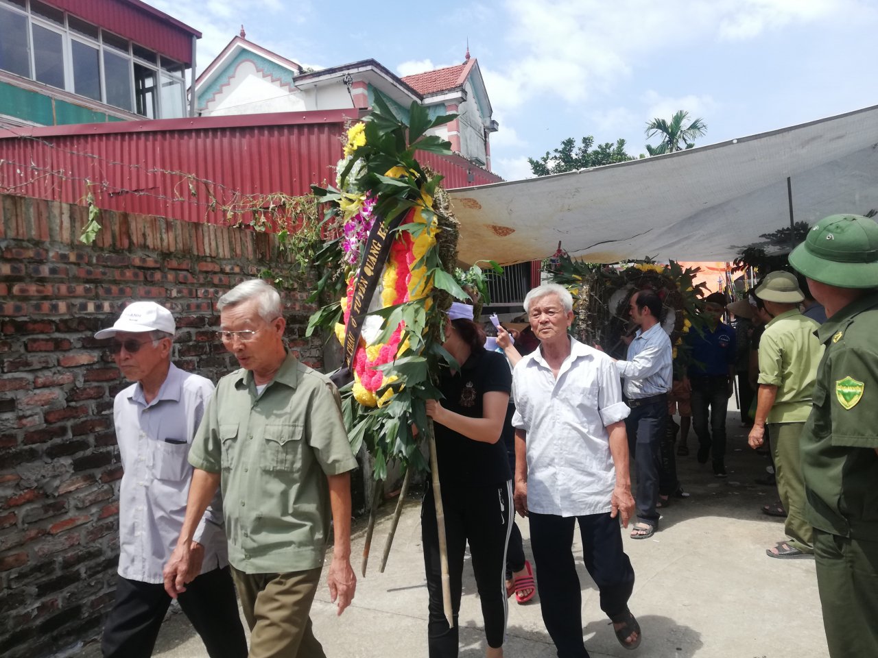 hang-tram-nguoi-dan-xa-dan-phuong-khoc-thuong-tien-dua-vo-chong-ong-hai-sau-vu-tham-sat