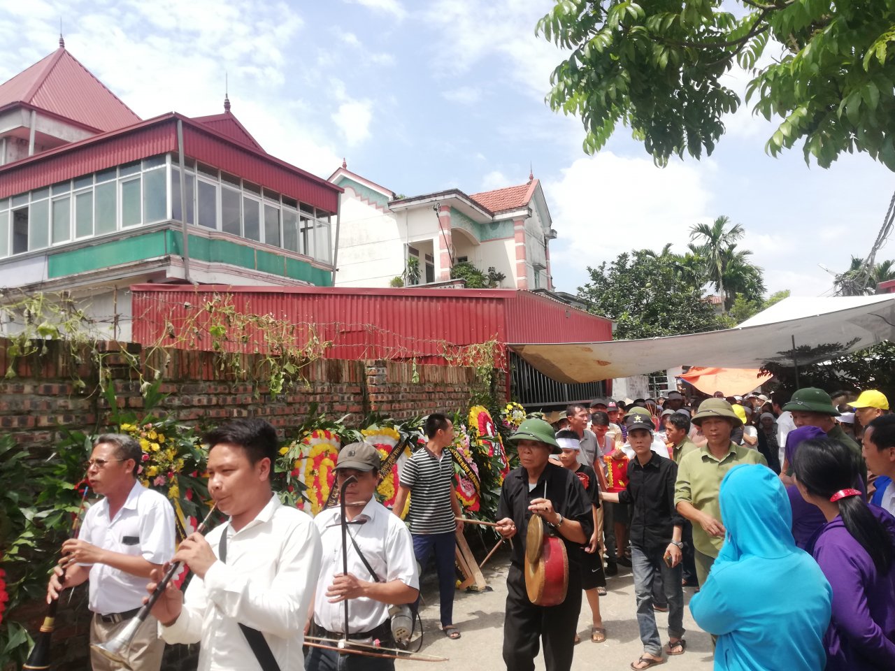 hang-tram-nguoi-dan-xa-dan-phuong-khoc-thuong-tien-dua-vo-chong-ong-hai-sau-vu-tham-sat