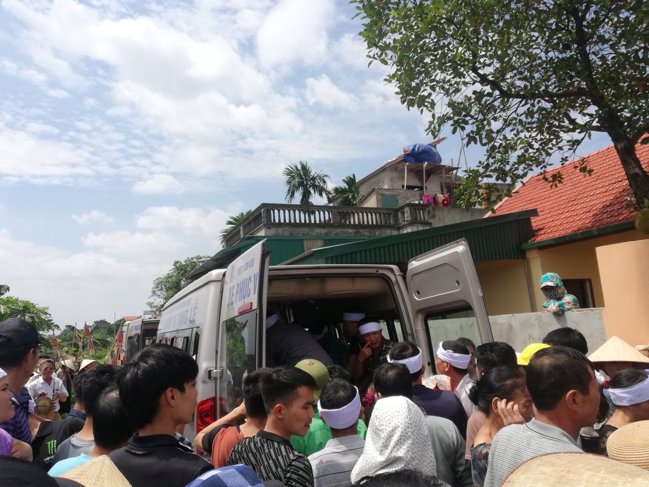 hang-tram-nguoi-dan-xa-dan-phuong-khoc-thuong-tien-dua-vo-chong-ong-hai-sau-vu-tham-sat