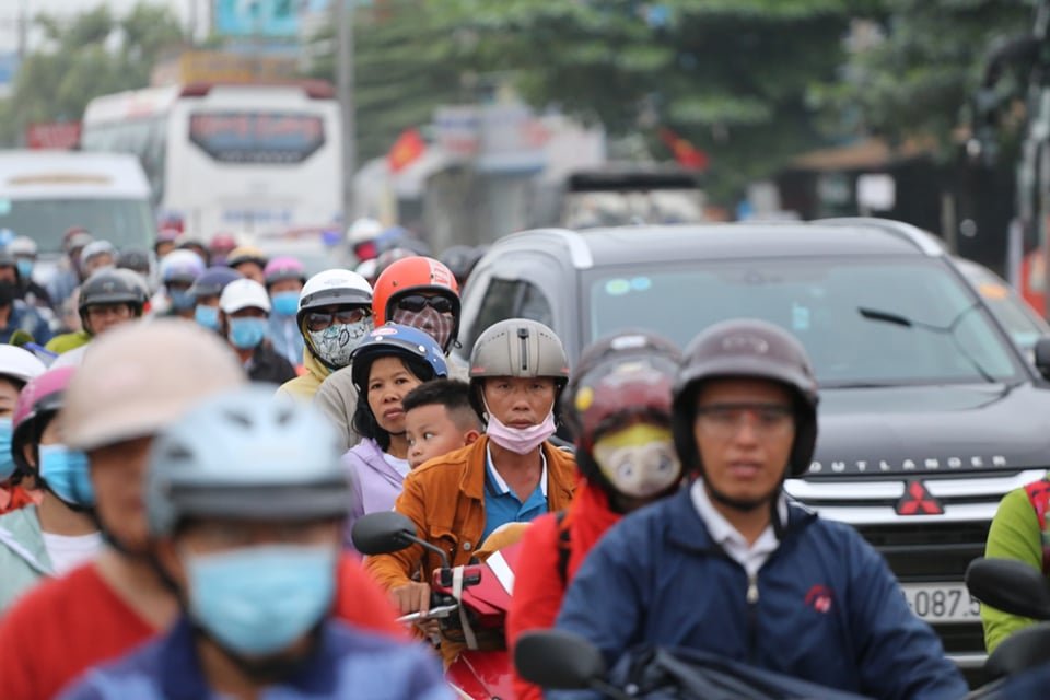 nguoi-dan-un-un-do-ve-tp-hcm-sau-ki-nghi-le-quoc-khanh-29-cua-ngo-phia-tay-un-tac-kinh-hoang