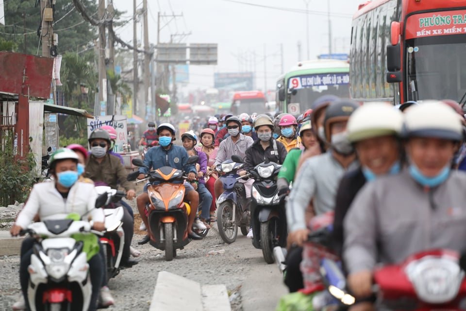 nguoi-dan-un-un-do-ve-tp-hcm-sau-ki-nghi-le-quoc-khanh-29-cua-ngo-phia-tay-un-tac-kinh-hoang