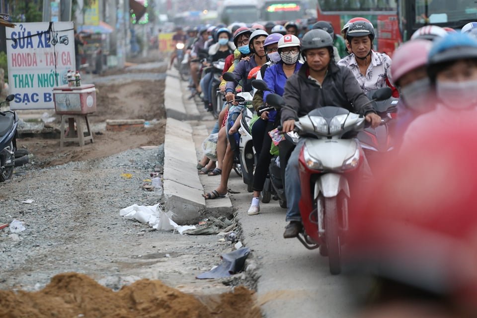 nguoi-dan-un-un-do-ve-tp-hcm-sau-ki-nghi-le-quoc-khanh-29-cua-ngo-phia-tay-un-tac-kinh-hoang