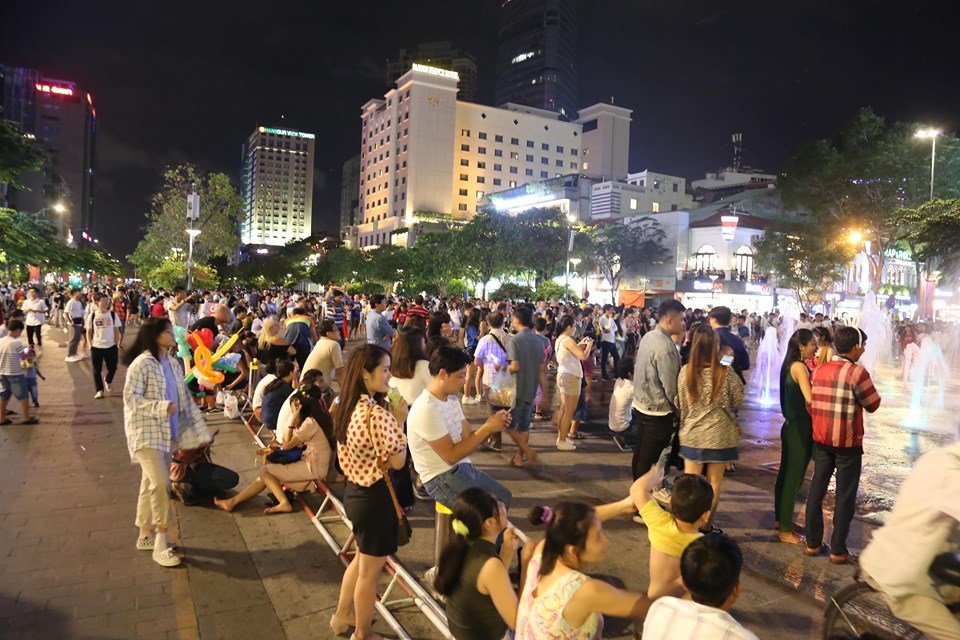 pho-di-bo-nguyen-hue-that-thu-duoi-hang-nghin-nguoi-vay-quanh-xem-ban-phao-hoa-mung-quoc-khanh-29