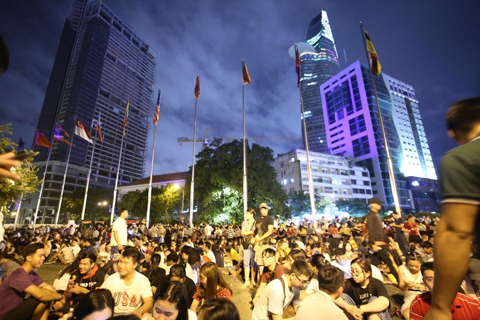 pho-di-bo-nguyen-hue-that-thu-duoi-hang-nghin-nguoi-vay-quanh-xem-ban-phao-hoa-mung-quoc-khanh-29