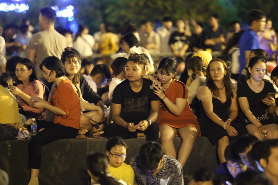 pho-di-bo-nguyen-hue-that-thu-duoi-hang-nghin-nguoi-vay-quanh-xem-ban-phao-hoa-mung-quoc-khanh-29