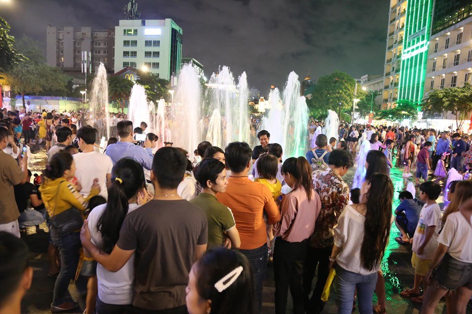 pho-di-bo-nguyen-hue-that-thu-duoi-hang-nghin-nguoi-vay-quanh-xem-ban-phao-hoa-mung-quoc-khanh-29