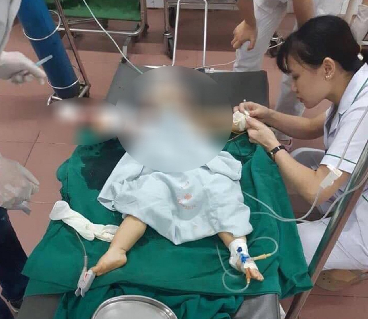 Bé 1 tuổi không qua khỏi sau những cú chém của người ông họ.