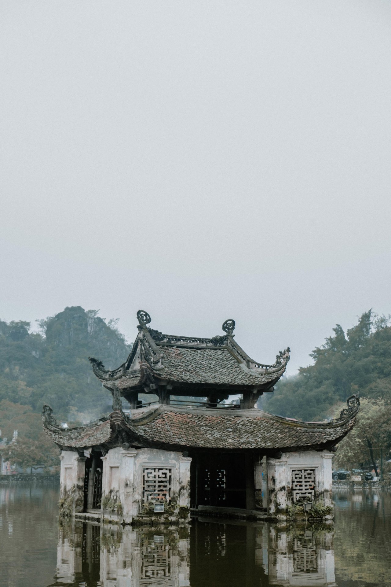 Vẻ đẹp thâm nghiêm, thanh tịnh ở 2 ngôi chùa cổ nổi tiếng Hà Nội