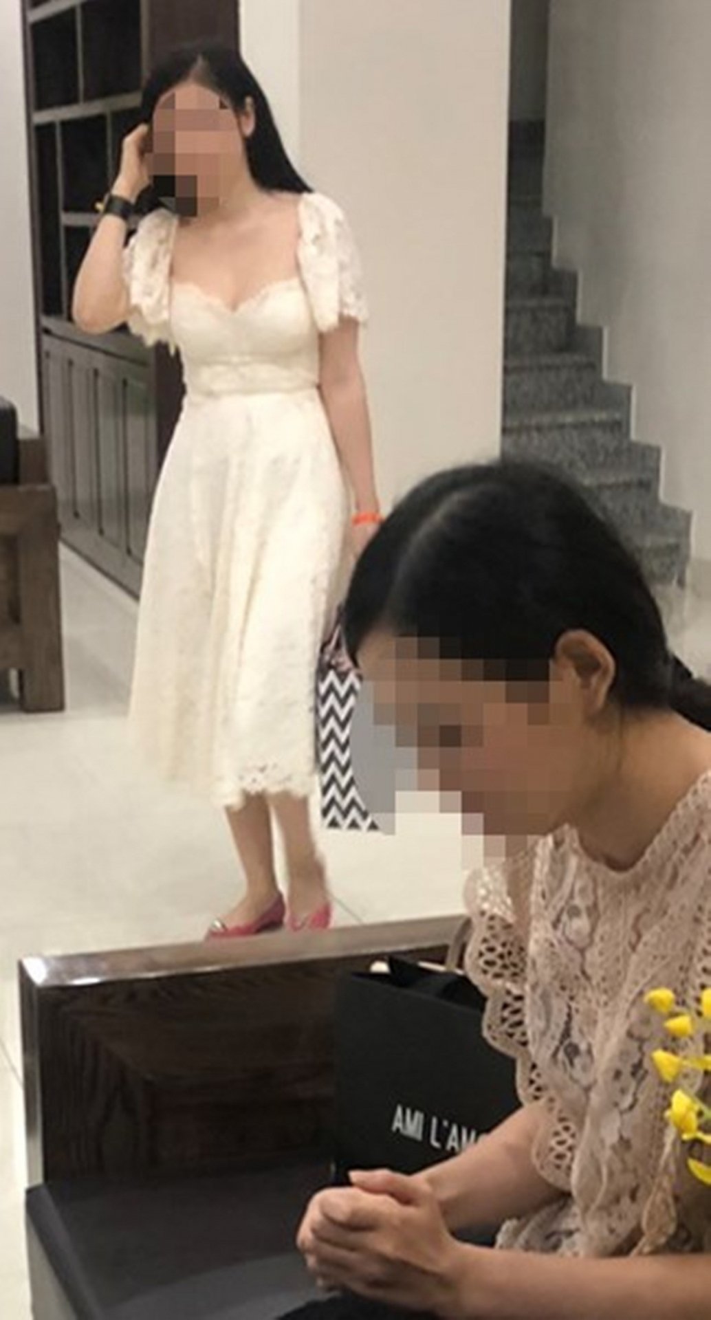Hai hotgirl bán dâm bị bắt quả tang. (Ảnh: VNN).