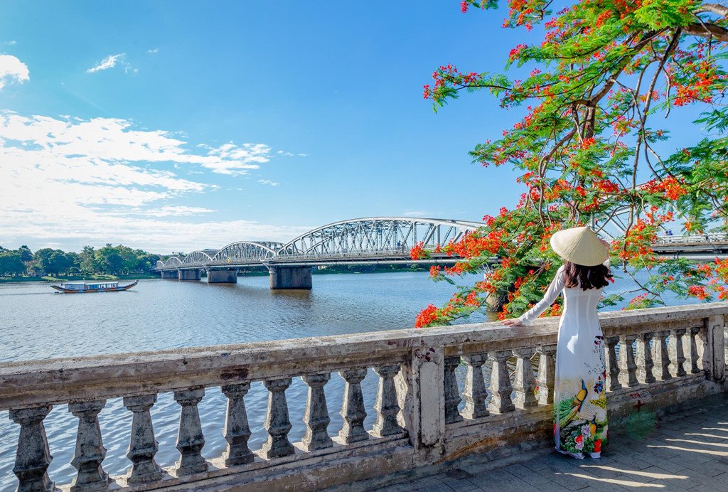 Hue mong mo, trang le nhin tu tren cao hinh anh 2 