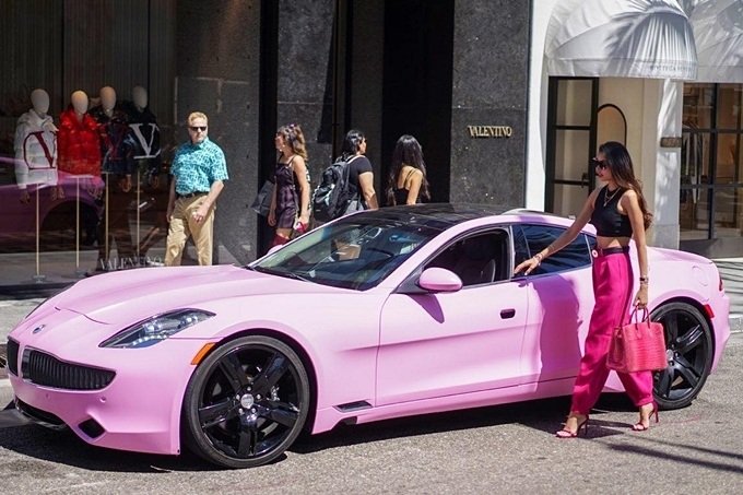 Phạm Hương xuất hiện trên đường phố Los Angeles, California với mẫu xe thể thao Fisker Karma màu hồng nổi bật có giá hơn 105.000 USD. Hoa hậu Hoàn vũ 2015 có hẹn ăn uống, bàn công việc với diễn viên trẻ Max Reeves.