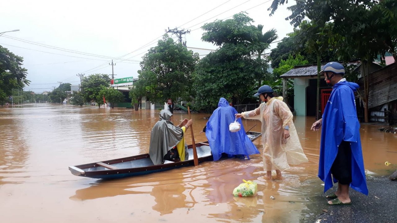 hang-tram-nha-dan-o-quang-tri-chim-sau-trong-nuoc