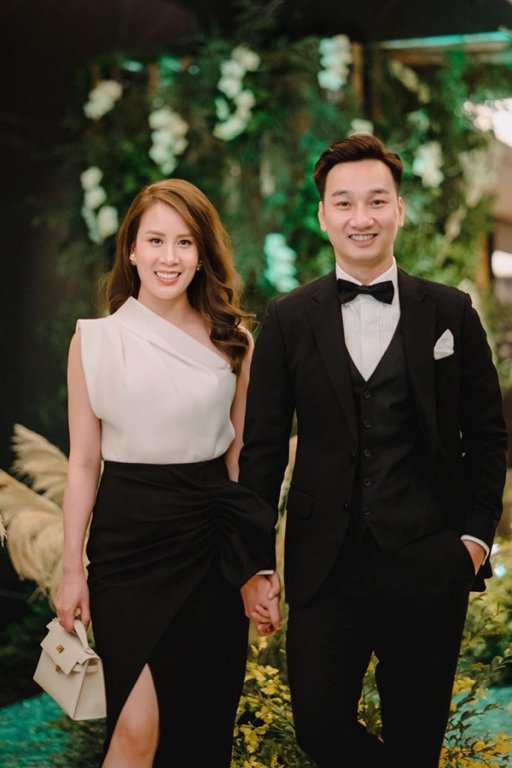 Khi được hỏi về việc san sẻ việc nhà thế nào với bà xã đang mang bầu, MC Thành Trung cho hay: 