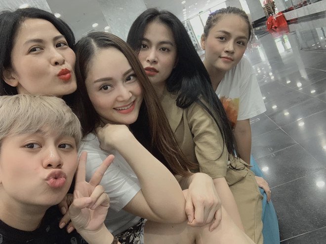 Hoàng Thùy Linh, Lan Phương hội ngộ dàn diễn viên 'Về nhà đi con'