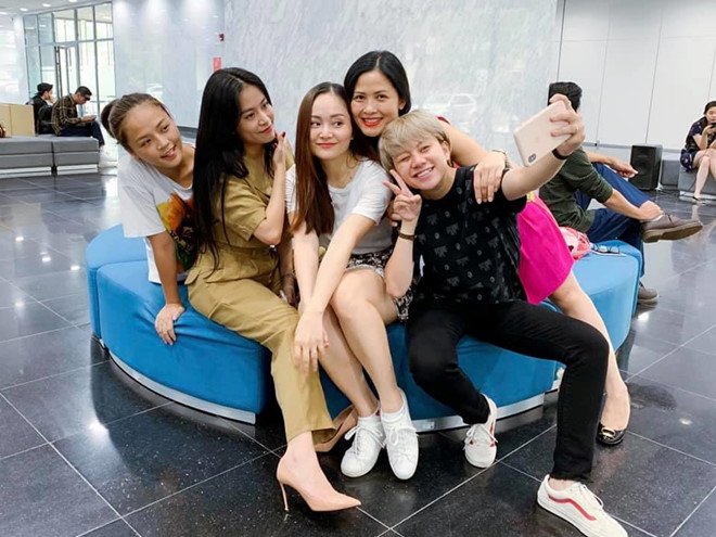 Hoàng Thùy Linh, Lan Phương hội ngộ dàn diễn viên 'Về nhà đi con'