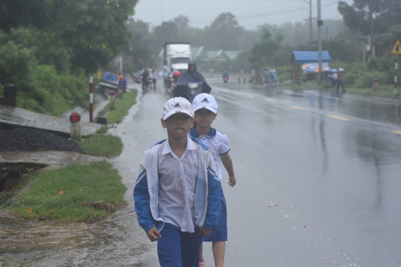 hoc-sinh-doi-mua-ve-nha-vi-khong-biet-truong-hoan-khai-giang-phong-gddt-huyen-huong-hoa-noi-gi