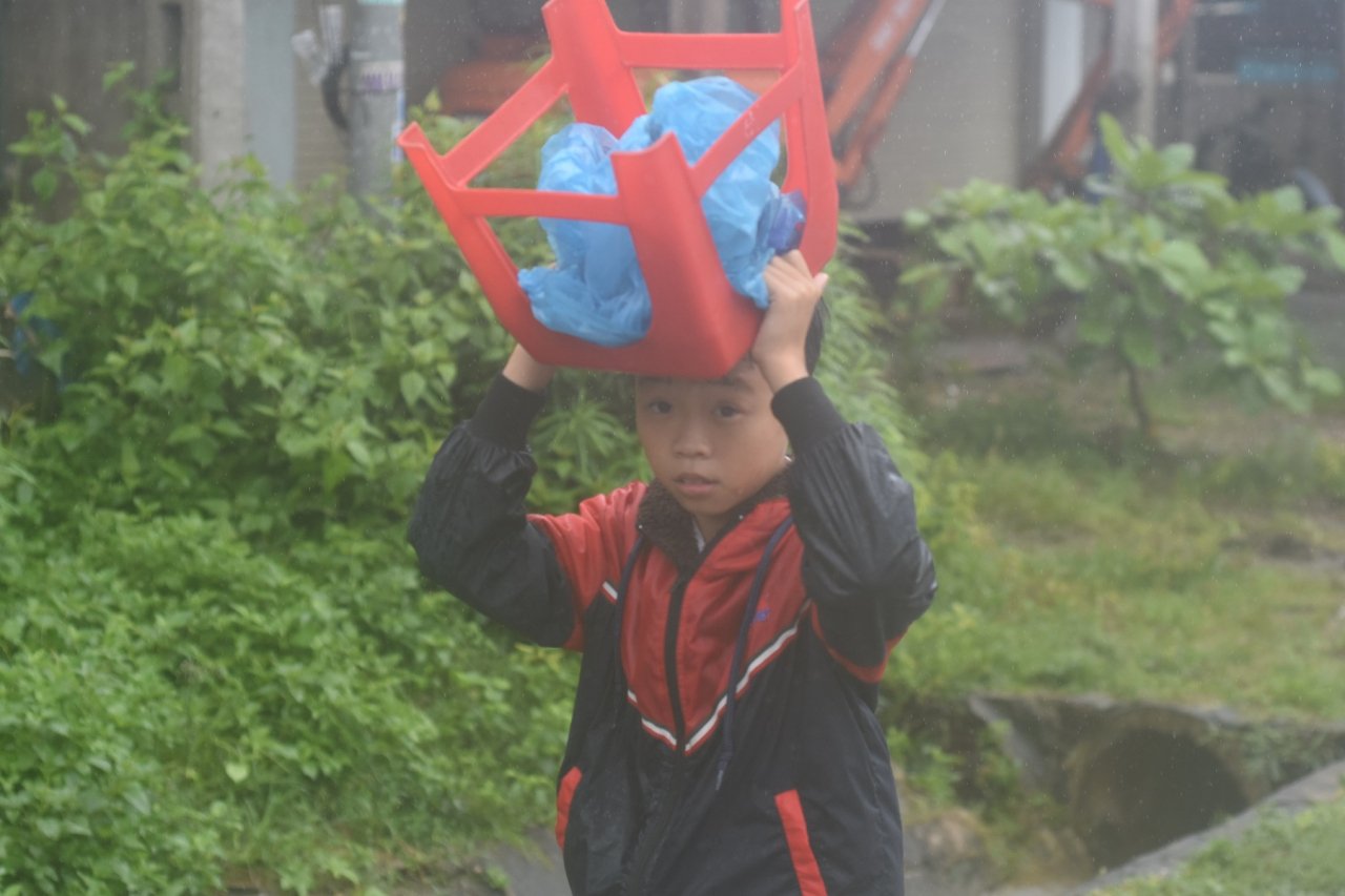 hoc-sinh-vung-bien-quang-tri-doi-mua-ra-ve-vi-khong-khai-giang