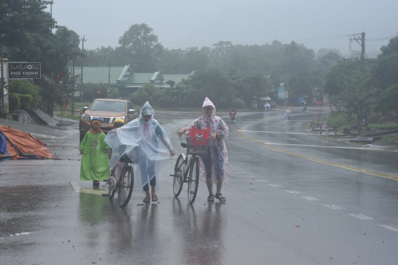 hoc-sinh-vung-bien-quang-tri-doi-mua-ra-ve-vi-khong-khai-giang
