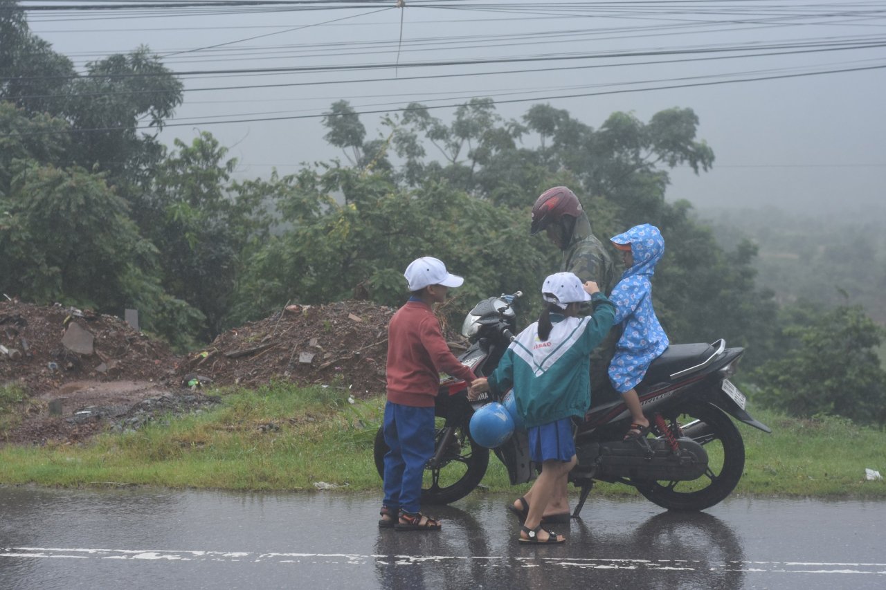 hoc-sinh-vung-bien-quang-tri-doi-mua-ra-ve-vi-khong-khai-giang